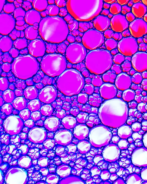 Вид Сверху Цветные Капли Масла Воде Фиолетовые Цветные Круги Овалы — стоковое фото
