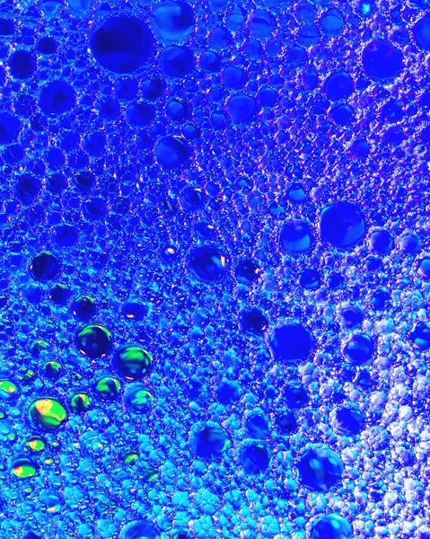 Вид Сверху Цветные Капли Масла Воде Синие Фиолетовые Круги Овалы — стоковое фото