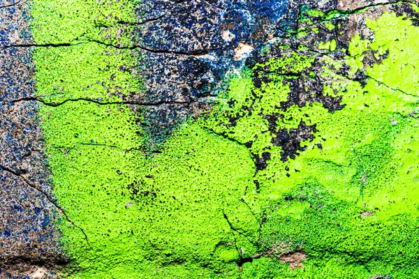 壁に描かれた色の落書きの断片 デザインのための明るい抽象的な背景 スプレー都市の写真 — ストック写真