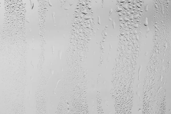 窗玻璃表面上的雨滴带着灰色的天空背景 雨滴的自然背景 设计的抽象叠置 恶劣雨天的概念 — 图库照片