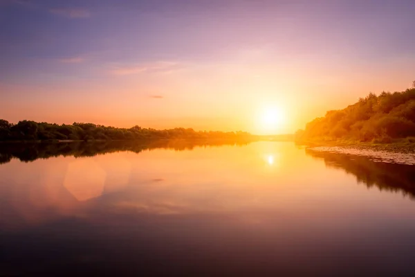 Sonnenuntergang Oder Sonnenaufgang Auf Einem Fluss Mit Wolkenverhangenem Himmel Und — Stockfoto