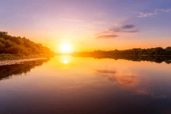 Bulutlu Bir Nehirde Gün Batımı Şafak Vakti Güneş Işınları Kıyıda — Stok fotoğraf