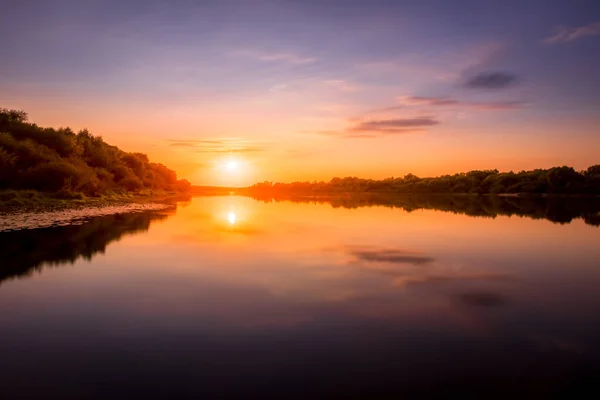 Sonnenuntergang Oder Sonnenaufgang Auf Einem Fluss Mit Wolkenverhangenem Himmel Und — Stockfoto