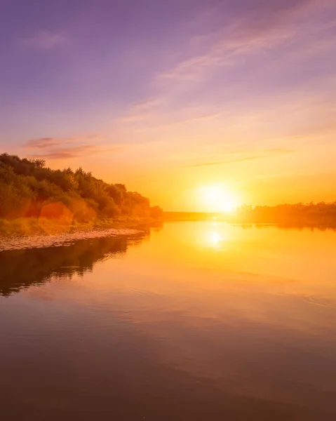 Sonnenuntergang Oder Sonnenaufgang Auf Einem Fluss Mit Wolkenverhangenem Himmel Und — Stockfoto