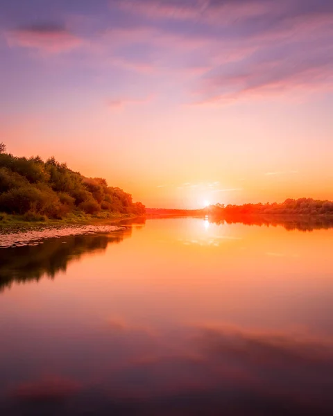 Sonnenuntergang Oder Sonnenaufgang Auf Einem Fluss Mit Wolkenverhangenem Himmel Und — Stockfoto
