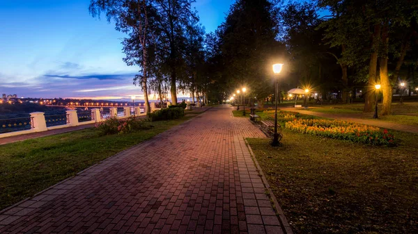 Parco Notturno Illuminato Lanterne Con Pavimento Pietra Alberi Foglie Cadute — Foto Stock