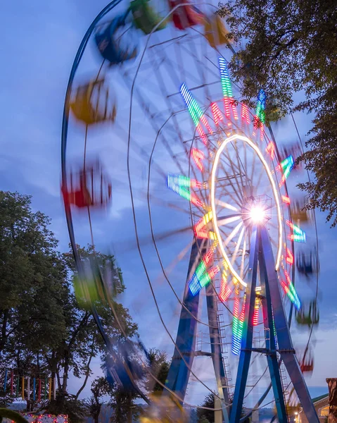 Roterande Pariserhjul Nattpark Med Neonbelysning Mot Himlen — Stockfoto