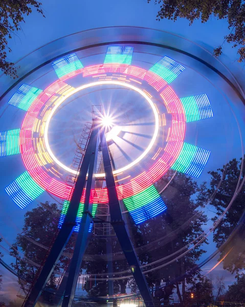 Rueda Giratoria Ferris Parque Nocturno Con Iluminación Neón Contra Cielo — Foto de Stock