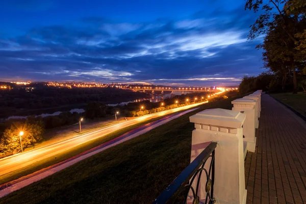 Déplacement Voiture Avec Une Lumière Floue Travers Ville Nuit Pont — Photo