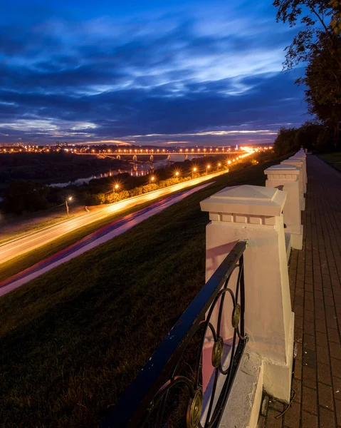 Перемещение Автомобиля Размытым Светом Городу Ночью Мост Через Реку Дорогу — стоковое фото