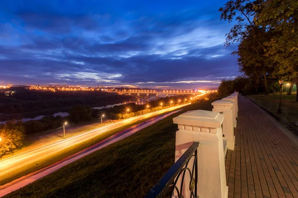 Flyttar Bil Med Suddigt Ljus Genom Staden Natten Bryggan Över — Stockfoto