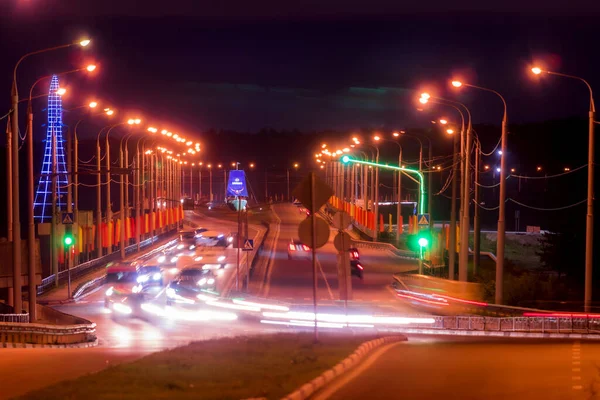 Geceleri Köprüde Hareket Eden Fenerlerle Aydınlatılan Arabaların Farları Alacakaranlıkta Otobanı — Stok fotoğraf