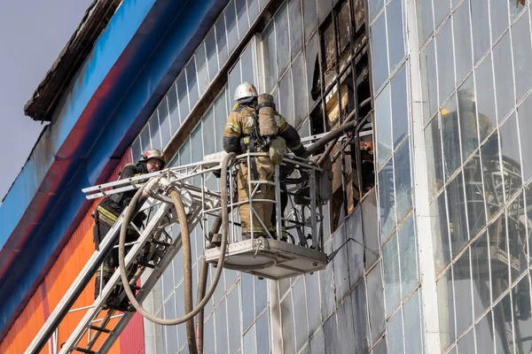 Росія Калуга Септембер 2020 Група Пожежників Захисних Костюмах Шоломах Сходах — стокове фото