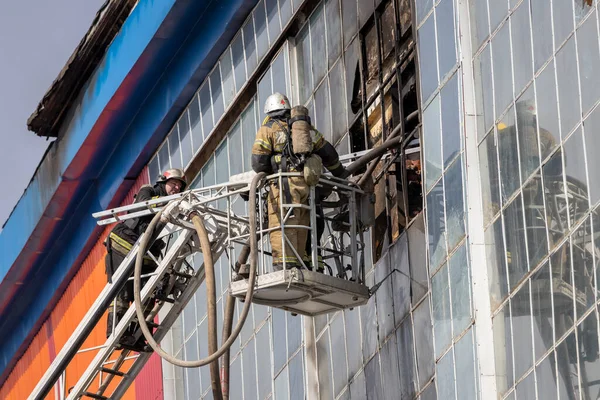 Rusko Kaluga Září 2020 Tým Hasičů Ochranných Oblecích Helmách Schodech — Stock fotografie