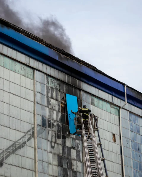 러시아 Kaluga September 2020 보호용 양복을 헬멧을 일단의 소방관들이 창문과 — 스톡 사진