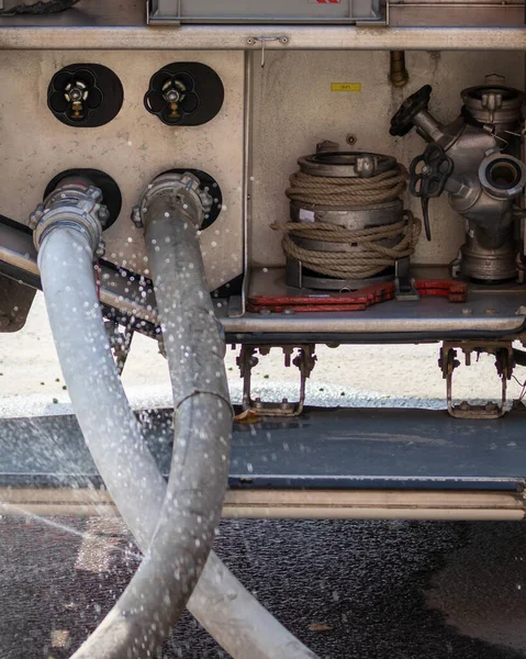 消防车救援设备 给水的水泵和软管 — 图库照片