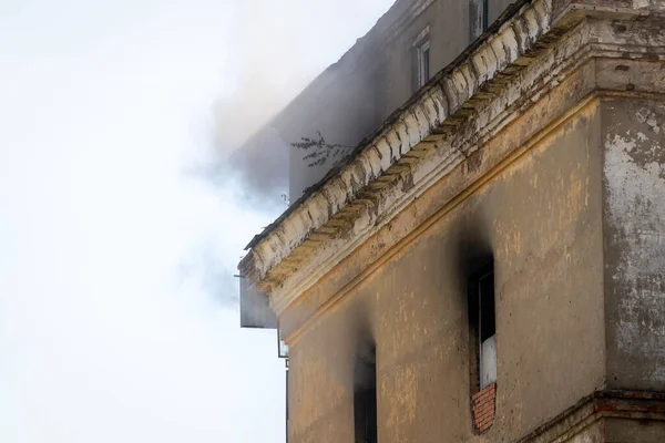 Μαύρος Καπνός Βγαίνει Από Φλεγόμενο Κτίριο Συννεφιασμένο Ουρανό Στο Βάθος — Φωτογραφία Αρχείου