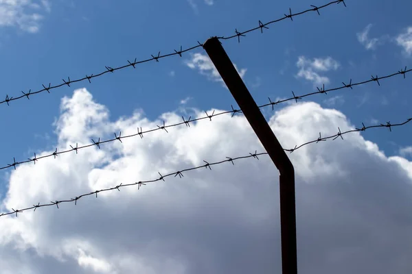 Fil Barbelé Sur Fond Ciel Nuageux Concept Détention Fermeture Des — Photo