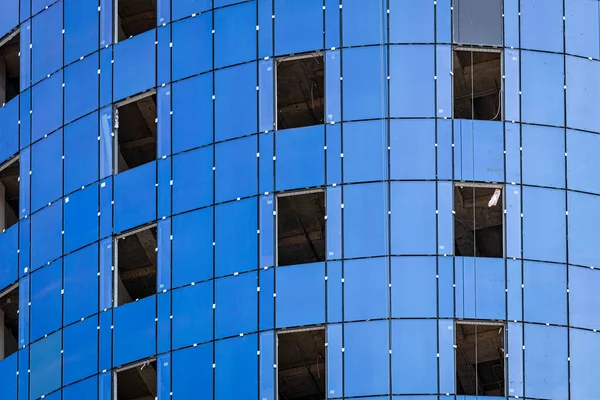 Fragmento Edificio Inacabado Construcción Con Paneles Revestimiento Espejos Azules — Foto de Stock