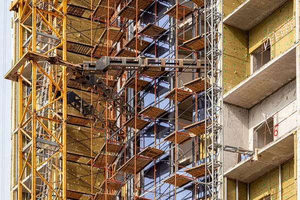 Fragmento Edificio Hormigón Inacabado Ladrillo Rojo Construcción Con Andamios Grúa — Foto de Stock