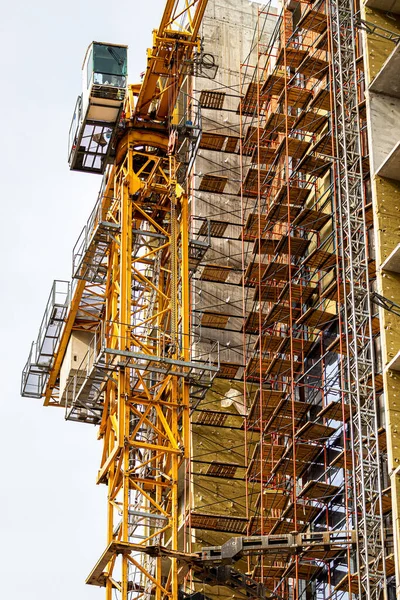 Fragmento Edificio Hormigón Inacabado Ladrillo Rojo Construcción Con Andamios Grúa — Foto de Stock