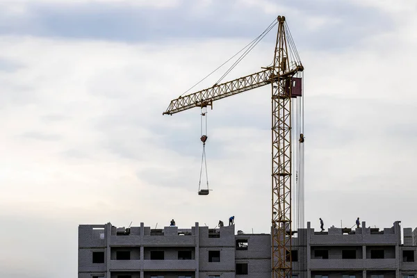 Equipo Trabajadores Construcción Una Grúa Construyendo Edificio Fondo Del Cielo —  Fotos de Stock