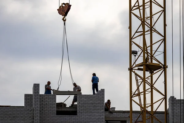 Equipo Trabajadores Construcción Una Grúa Construyendo Edificio Fondo Del Cielo —  Fotos de Stock