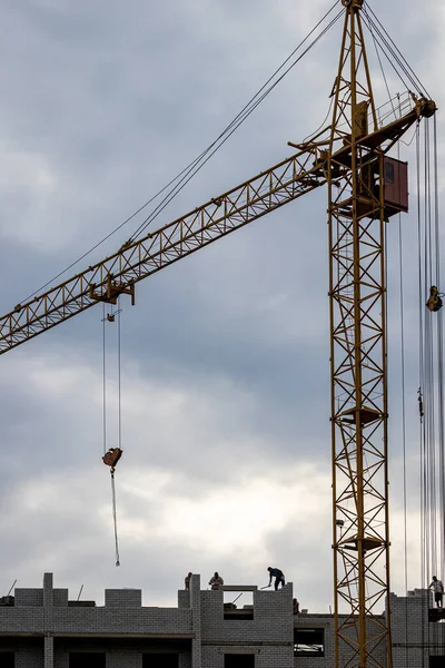 Equipo Trabajadores Construcción Una Grúa Construyendo Edificio Fondo Del Cielo —  Fotos de Stock