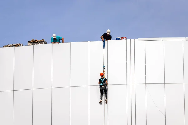 Rusia Kaluga Septiembre 2020 Escalador Industrial Colgando Una Cuerda Con —  Fotos de Stock