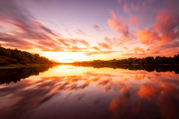 Eine Szene Bei Sonnenuntergang Oder Sonnenaufgang Über Einem See Oder — Stockfoto