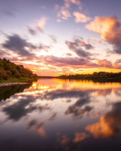 Escena Atardecer Amanecer Sobre Lago Río Con Espectaculares Cielos Nublados — Foto de Stock