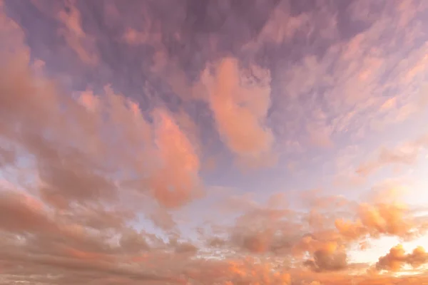 Nuvens Dramáticas Laranja Púrpura Coloridas Iluminadas Pelo Sol Poente Contra — Fotografia de Stock