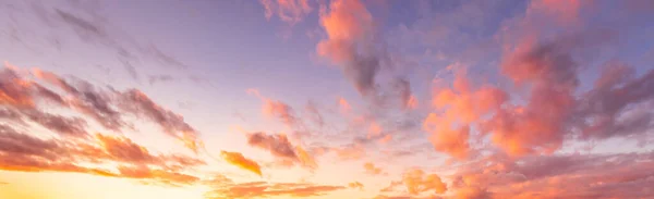 Nuages Dramatiques Orange Violet Colorés Éclairés Par Soleil Couchant Contre — Photo