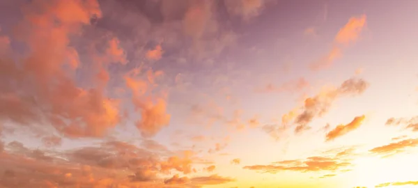 Nuvens Dramáticas Laranja Púrpura Coloridas Iluminadas Pelo Sol Poente Contra — Fotografia de Stock