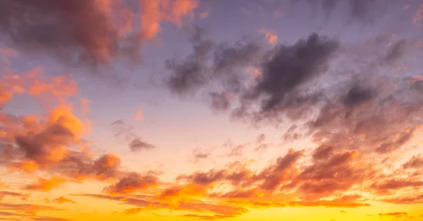 Цветные Оранжево Фиолетовые Драматические Облака Освещенные Закатом Солнца Против Вечернего — стоковое фото