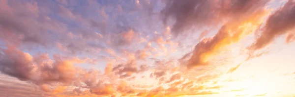 Барвисті Помаранчево Фіолетові Драматичні Хмари Освітлені Розташуванням Сонця Тлі Вечірнього — стокове фото