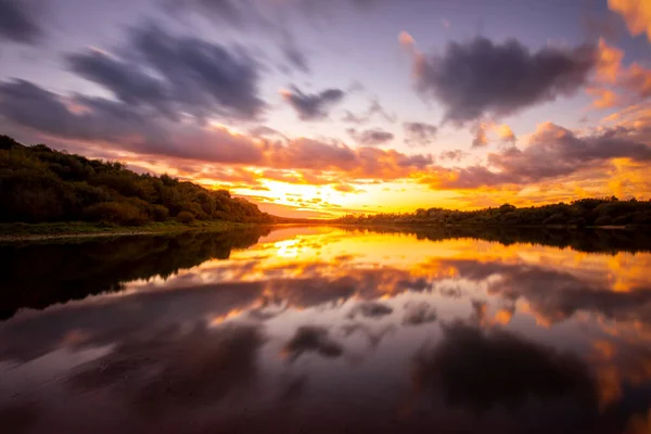 Eine Szene Bei Sonnenuntergang Oder Sonnenaufgang Über Einem See Oder — Stockfoto