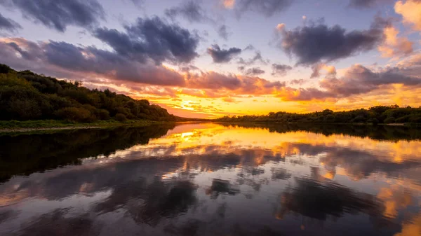 Eine Szene Bei Sonnenuntergang Oder Sonnenaufgang Über Einem See Oder — Stockfoto