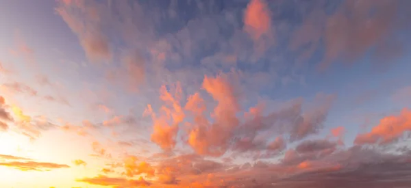 Nuvens Dramáticas Laranja Púrpura Coloridas Iluminadas Pelo Sol Poente Contra — Fotografia de Stock