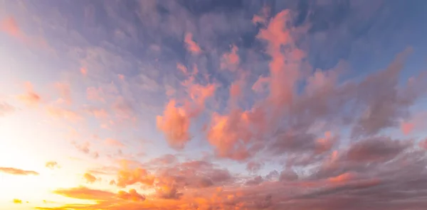 Nuvens Dramáticas Laranja Púrpura Coloridas Iluminadas Pelo Sol Poente Contra — Fotografia de Stock
