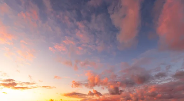 Цветные Оранжево Фиолетовые Драматические Облака Освещенные Закатом Солнца Против Вечернего — стоковое фото