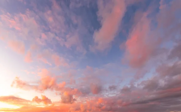 Nuvens Dramáticas Laranja Púrpura Coloridas Iluminadas Pelo Sol Poente Contra — Fotografia de Stock