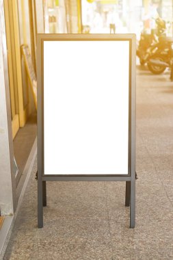 Dikey boş billboard reklamı şehir sokak için