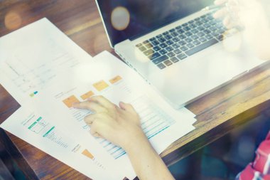 Ofiste grafik verileriyle çalışan işadamı