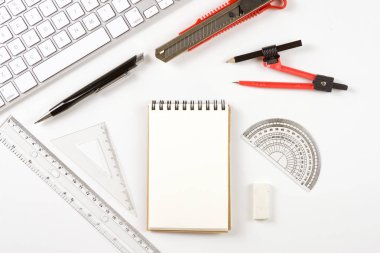 Beyaz ofis masasındaki çalışma masasında bir sürü şey var.