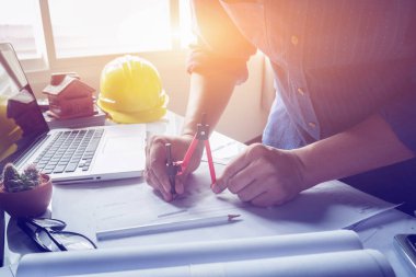 Erkek mimar ile İşyeri Ofis bölme planı çizim