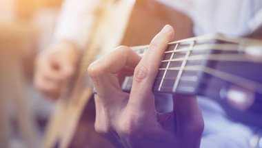 Genç erkekler pratik gitar dersi