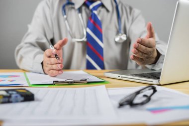 Reçete yazma ve dizüstü kullanarak hastanede doktor