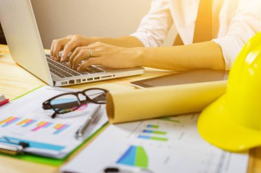 Dizüstü bilgisayarda office işyerinde çalışan erkek mimar