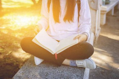 kitap boş sayfaları ile kucağına açık havada tutan kız